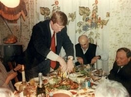 Троцкий с Лениным это две стороны одной медали - русофобии. Они старались перещеголять друг друга в уничтожении русских офицеров, попов и гимназистов. Крестьян и рабочих, просто горожан.

Коммунист - всегда русофоб. Строить электростанции - Египет. Автозаводы - Китаю. Содержать Кубу и Вьетнам - когда в русских деревнях ни дорог ни (окуеете) электричества и телефона. Нормочас для узбекского колхозника оплачивался в разы больше чем костромского и при Сталине и при Брежневе.

Любой интернационалист это гвоздь в гроб русского человека. А вся эта коммунистическая шушера это интернационалисты вчера и "капиталисты" сегодня. Ходорковский и Чубайс это комсомольская отрыжка, которая вредила России вчера, сегодня и завтра.