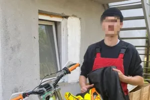 Как установлено, за рулем мотобайка был 24-летний молодой человек, у которого нет даже прав на управление мотоциклом. Рауфик не виноуат.

Прошел год.

Адлерским районным судом г. Сочи вынесен приговор в отношении 25-летнего молодого человека, который обвинялся в нарушении правил дорожного движения, повлекшем по неосторожности причинение тяжкого вреда здоровью человека и оставлением места ДТП, совершенного лицом, не имеющим права управления транспортным средством.

В ходе следствия установлено, что 22 мая около 8 часов утра на пересечении улицы Чемпионов и Континентального проспекта на регулируемом пешеходном переходе обвиняемый, управляя мотоциклом, допустил наезд на пешехода. После чего водитель транспортного средства скрылся с места дорожно-транспортного происшествия. В результате ДТП 51-летней женщине причинен тяжкий вред здоровью.

Сотрудниками Госавтоинспекции федеральной территории «Сириус» водитель, скрывшийся с места ДТП, был установлен и задержан в тот же день.

Изучив материал уголовного дела, суд признал подсудимого виновным в совершении преступления, предусмотренного п. п. «б, в» ч. 2 ст. 264 УК РФ и приговорил его к наказанию в виде 4 лет лишения свободы условно, с лишением права заниматься деятельностью, связанной с управлением транспортными средствами, сроком на 3 года.

Загадочно - в материалах суда не фигурирует ФИО.