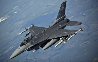 Истребитель F-16 ВВС США с какой-то химической дрянью разбился недалеко от авиабазы в Нью-Мексико

  По данным командования базы ВВС Холломан, лётчику удалось катапультировался, ему оказывают медпомощь.
  Власти призвали жителей не подходить к месту крушения из-за возможного попадания в атмосферу вредных химвеществ, находившихся на борту самолета.
  Это третья катастрофа американского F-16 за последние полгода.