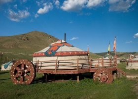Они ещё и на колёсах.Надо себе заказать.В центре юрты повесить зеркальный шар с дискотеки,светомузыку,и можно по бабам.