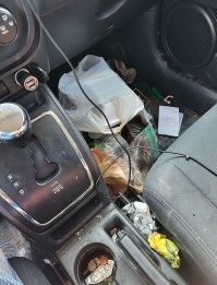 У меня сеть автомоек, и поверьте, то, что на этом фото, лишь цветочки.
Иногда женщины приезжают к нам на таких загаженных автомобилях, что вы даже не поверите, что такая миленькая, с виду, женщина, может так основательно засрать салон. Причём, иногда интервал между мойками занимает всего неделю, а мусора из таких машины вычищают кубометр! На вопрос, как так получается, у них всегда какие-то нелепые отговорки, ела мороженное, бросила упаковку на пол, пила воду, бутылку на заднее сиденье. Ручки дверей, подлокотник, руль, иногда даже потолок часто в какой-то жирной субстанции, наши операторы используют много химии, чтобы всё это отмыть. Про напитки и еду вообще молчу, картошку не доела, высыпала остатки прямо под ноги и ездит так. В салоне вонища, а она каждую неделю новый ароматизатор покупает. Одна была мадама, полгода возила в багажнике мешок каких-то овощей. В мешке всё уже давно протухло, воняло страшно, мы предлагали выкинуть этот мешок вместе с содержимым, но она отказывалась до тех пор, пока из мешка не стала течь какая-то чёрная жижа прямо на карпет багажника и пропитала его. После этого она избавилась от этого мешка и приехала на химчистку багажника. 
Это это только малая часть, что я видел за много лет работы.
Я ещё не видел, чтобы мужчина настолько запускал свой автомобиль, у них почти всегда чистенько, аккуратно. Всегда следят за чистотой, тряпочками протирают, ухаживают.