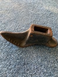 Наши сапожники называли его "лапа". Она насаживалась на на деревянную опору длиной примерно с полметра, чтобы было удобно работать сидя. В эпоху, когда подошва прибивалась к обуви гвоздями, на лапу надевался сапог или ботинок и кончик гвоздя внутри обуви расплющивался о стальную лапу. Потом придумали клей.