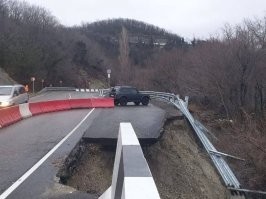 против таких оползней никакая не устоит. в сочи же строили и долго, и дорого - но смывало же.