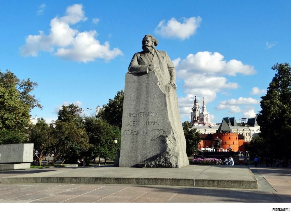 Там памятник Карлу Марксу (скульптор Лев Кербель). Даже был когда-то анекдот: на площади имени одного еврея стоит памятник другому еврею, созданный третьим евреем.