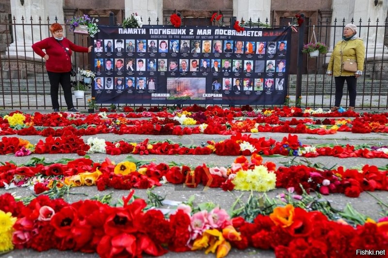 Одесса, 10 лет..... 

Все шло в прямом эфире. Вся Украина это созерцала. Сердце кровью обливалось, но хатоскоайники, сидели тихо, не прешли на помощь. В этот день Украина умерла вместе с этими людьми.
Светлая память погибшим.