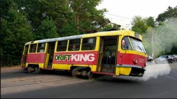 Мог и в дрифте обойти троллейбус, ручник и бочком!!!