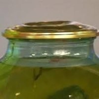 " если холодильник установлен спиной к батарее отопления, на которую владелец квартиры либо кто-то из соседей по стояку подключил заземление, то в момент выхода хладагента и ухода тока на землю, возникает искра, которая воспламеняет хладагент и приводит к взрыву"
таких экспертов ссаными тряпками гнать. холодильник сам имеет возможность сформировать искру: в термореле и в пусковом.
а из фреонов, огнеопасен лишь r600a да чутка 32, остальные инертны в плане горения.