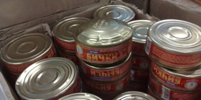 " если холодильник установлен спиной к батарее отопления, на которую владелец квартиры либо кто-то из соседей по стояку подключил заземление, то в момент выхода хладагента и ухода тока на землю, возникает искра, которая воспламеняет хладагент и приводит к взрыву"
таких экспертов ссаными тряпками гнать. холодильник сам имеет возможность сформировать искру: в термореле и в пусковом.
а из фреонов, огнеопасен лишь r600a да чутка 32, остальные инертны в плане горения.