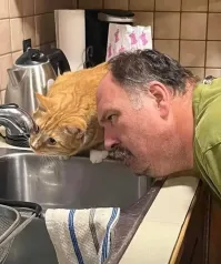 Попытки кота поймать струю воды