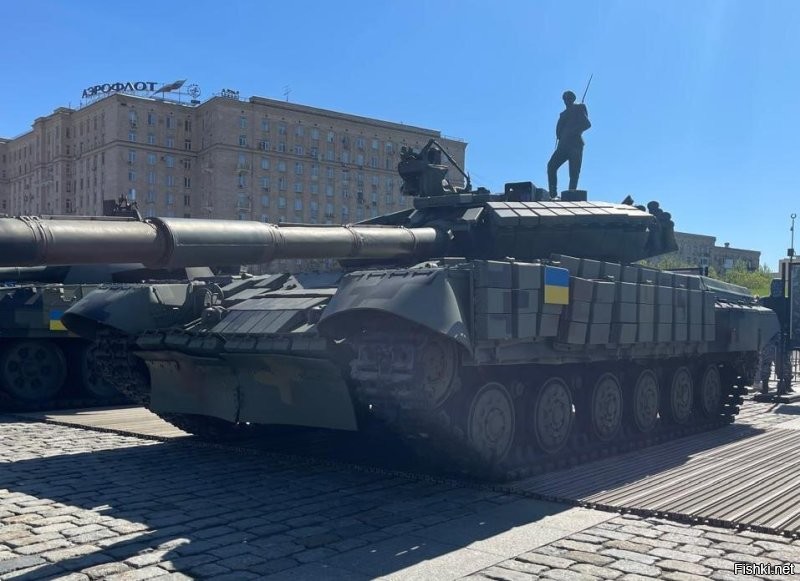 Удачный ракурс

На Поклонной. Русский солдат на подбитом украинском танке. Символично!