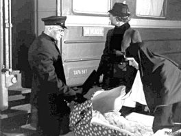 Ага. И советский пассажирский вагон с табличкой "ТАРА 58т" в гитлеровской Германии крупным планом...
