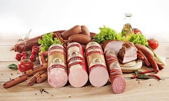 Строго говоря, Вы правы.
Но здесь вступает в силу то, что на продуктах питания кавычки то ставятся. то нет. И народ, чаще всего, этого просто не замечает.
Для примера выдернул с просторов сети две фотки - одна без кавычек, другая с кавычками (с трудом найденная  ).
Я не говорю, что это правильно... Но это факт нашей жизни, и все понимают, что если колбаса Докторская, то она сделана не из докторов.