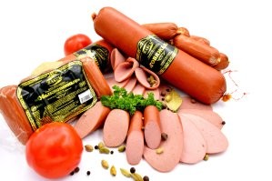 Строго говоря, Вы правы.
Но здесь вступает в силу то, что на продуктах питания кавычки то ставятся. то нет. И народ, чаще всего, этого просто не замечает.
Для примера выдернул с просторов сети две фотки - одна без кавычек, другая с кавычками (с трудом найденная  ).
Я не говорю, что это правильно... Но это факт нашей жизни, и все понимают, что если колбаса Докторская, то она сделана не из докторов.
