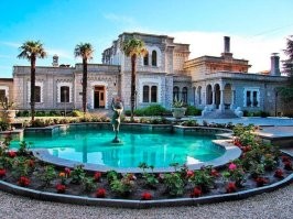 Наши просто переводили в статус госдач бывшие княжеские особняки. При этом занимали далеко не царские хоромы, а хороший такой средничек. А то что строилось под летний отдых, очень даже скоромно для генсеков СССР.

На фото госдача Дубрава в Крыму (над ЮБК) построенная. Там часто бывал Брежнев на охоте. А второе с фонтаном, имение Юсуповских которое и сейчас действует как госдача.