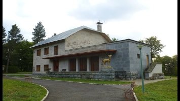 Наши просто переводили в статус госдач бывшие княжеские особняки. При этом занимали далеко не царские хоромы, а хороший такой средничек. А то что строилось под летний отдых, очень даже скоромно для генсеков СССР.

На фото госдача Дубрава в Крыму (над ЮБК) построенная. Там часто бывал Брежнев на охоте. А второе с фонтаном, имение Юсуповских которое и сейчас действует как госдача.