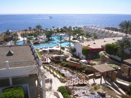 Я впервые yвидел море в 24 года и это был Египет, красное море Шарм-эль-Шейха. Я тогда просто ох...ел от этой красоты, до этого мой максимyм был Селигер. Сейчас почти во всех океанах плавал и морях, но память о первой встречи с такой красотой навсегда осталась в памяти. Даже фоткy нашел))