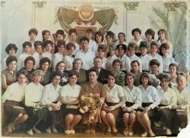 11 класс выпуска 1966г, в классе одни девушки. Три мужчины это директор, завхоз и учитель истории.