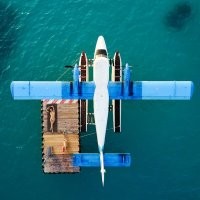 А девка на фотошопе приделана ) где тень от неё?