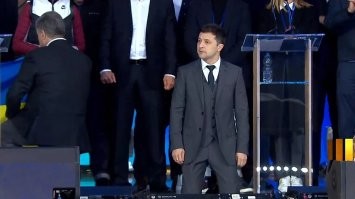 Два президента , два мира. Один на коне , другой на коленях....