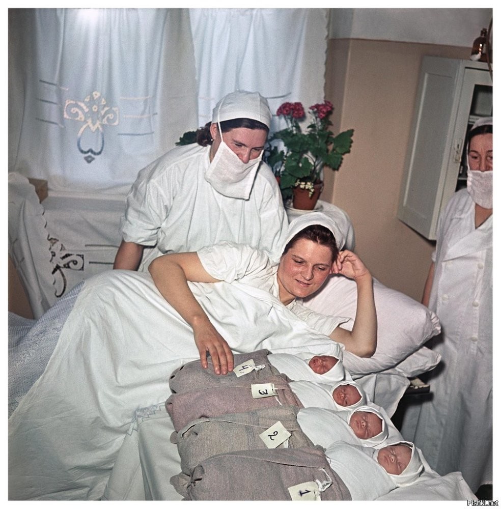 Мать В. З. Босова с четырьмя близнецами 1956 год
Из архива журнала «Огонек».