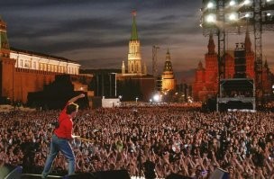 Африканка станцевала тверк у Вечного огня и отделалась условным сроком