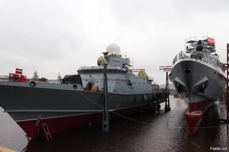 Малый ракетный корабль проекта 22800 "Тайфун" и патрульный корабль проекта 22160 "Виктор Великий", предназначенные для Черноморского флота, спустили на воду на верфи в Татарстане, сообщили в департаменте информации и массовых коммуникаций Минобороны России.