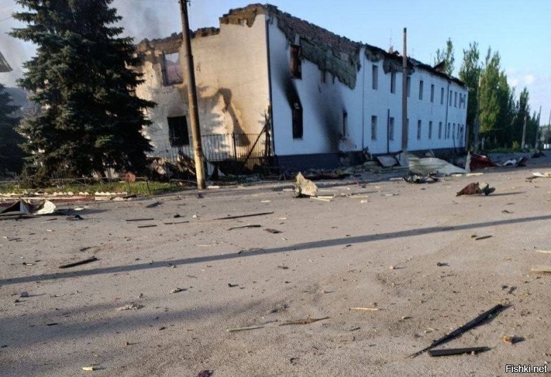 Горотдел полиции в Дзержинске (он же Торецк), используемый в качестве ПВД укровермахта. Вчера вечером по объекту был нанесен удар КАБом.

@voenkorKotenok