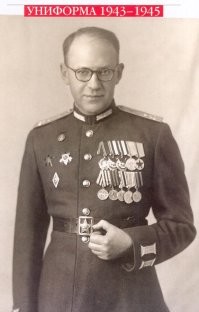 Белевые петлицы особые знаки отличия из белевого (шелкового) галуна, в ознаменование особого монаршего благоволения, и в награду за верную и ревностную службу, как в военное, так и в мирное время.

Петлицы по очертаниям были схожие с продольным сечением современной катушки для ниток. В некоторых источниках указаны как украшение. Белевые петлицы как знаки отличия прикреплялись, кому было Высочайше установлено, на воротниках и на обшлагах рукавов мундиров обмундирования Русской гвардии и армии Вооружённых сил Российской империи. В 1857 году, 3 января Высочайше было указано что фурштатским офицерам при тех полках Русской гвардии и армии, коих шефами состояли их императорское высочество, и где нижним чинам фурштатских команд присвоены на воротнике и обшлагах белевые петлицы, наравне с строевыми чинами тех полков, предписано иметь также на воротнике и обшлагах серебряные петлицы, а нестроевым нижним чинам указанных выше полков писарям, фельдшерам, мастеровым и так далее предписано также иметь белевые петлицы, наравне со строевыми нижними чинами.

Одиночные белевые петлицы введены в форму всех казачьих частей, кроме гвардейских, указом от 6 (19) декабря 1908 года «в награду за верную и ревностную службу, в ознаменование особого монаршего благоволения». На мундирах черкесского покроя эта белевая тесьма нашивалась на воротник бешмета.

Так одиночные белевые петлицы на воротнике и обшлагах мундиров нижних чинов, были пожалованы, 6 (19) декабря 1908 года, всем строевым нижним чинам казачьих частей Русской армии (кроме гвардии), в том числе артиллерийским, например 1-й Донской Казачьей батарее.

Двойные белевые петлицы были положены нижним чинам 3-й конно-артиллерийской императора Александра I батареи. в соответствии с Приказом Военного Ведомства № 210, от 1914 года.

Некоторые гражданские шутники смеялись: «Ждали казаки землицы, а получили петлицы».