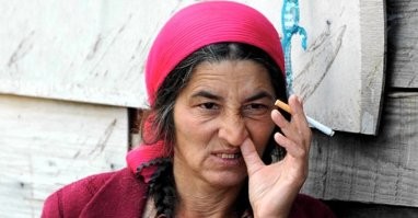 Да что морду то замазывать!? "Мёд" из сахара-Это цыганская тема! Так что можно любую рожу, любой златозубой гонореи вставить!