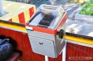На монетки в ручной кассе. Люди сами бросали монетки и крутили ручку, вылезал билет, его отрывали, а монетки оставались на резиновой ленте. 80ые.