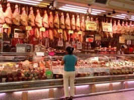 Если кому интересно, то фото отсюда; это не магазин, а ресторан "Museo del Jamon" в Испании.