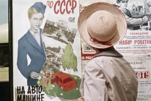 Кстати,для русофобов с одной -из сопредельных стран, любящих ныть по поводу притеснения ,.их,, языка во времена СССР  : все названия улиц, объявления, газеты , афиши и даже надписи на передвижной ,,киноустановке,, в фильме  -ВСЕ НАПИСАНО ИСКЛЮЧИТЕЛЬНО НА   ,.державний мови,, ..))Так-то,русофобы..)))