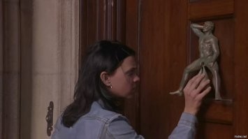 Не ручка, но к дверной теме