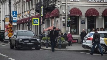 Борис Клюев = иноагент "трианон".
И не могу не упомянуть уголовника, проходившего в 70-е по уголовному делу за пьяную езду. Свою черную "волгу" он заменил, но повадки остались те же. "Идите в жопу, канальи!"