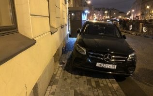 Борис Клюев = иноагент "трианон".
И не могу не упомянуть уголовника, проходившего в 70-е по уголовному делу за пьяную езду. Свою черную "волгу" он заменил, но повадки остались те же. "Идите в жопу, канальи!"