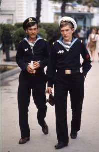 шитЫе "бески", размером с блюдце и обязательно на затылке. Расстёгнутые манжеты на форменке, распрямлённые ременные бляхи  - явные "половые признаки" ПОДгодков, ибо "годки" уже носили "торпедированные" брюки, гюйсы-"блондинки" и подшивали манжеты тёмно-синей "бархоткой". Да и, скорее всего, братишки либо с Балтики, либо с ТОФа, либо с Северов, потому что на ЧФ, а особенно в Севастополе, за такой вид можно было спокойно отправиться на "губу", если, конечно, патруль догонит