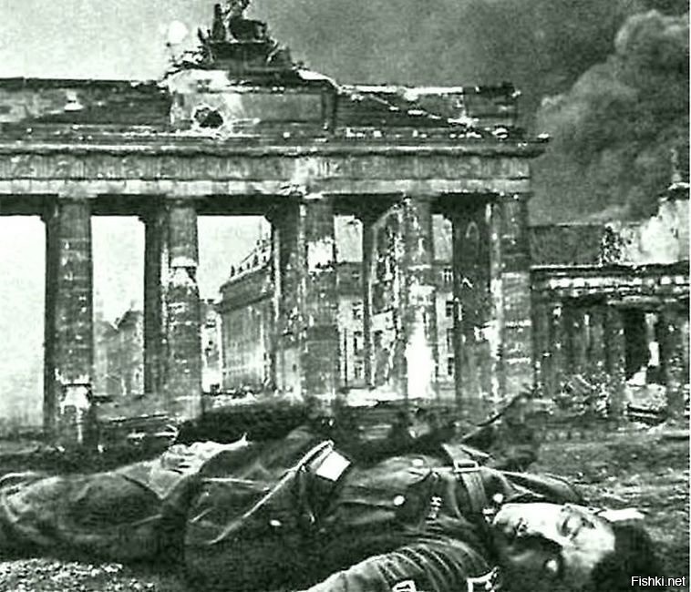 В сети напомнили немцам, как должны выглядеть Бранденбургские ворота на 9 Мая