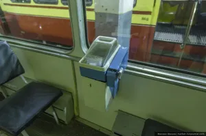 Монетки водителю? Что за бред. В такую кассу монетки сбрасывали. И не смотря на лозунг "Совесть пассажира - лучший контролер"  многие жульничали, бросят три копейки, а оторвут пять билетов