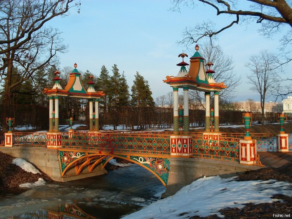 В парках есть ещё четыре китайских моста. Два малых , Крестовый и Драконов мост.
