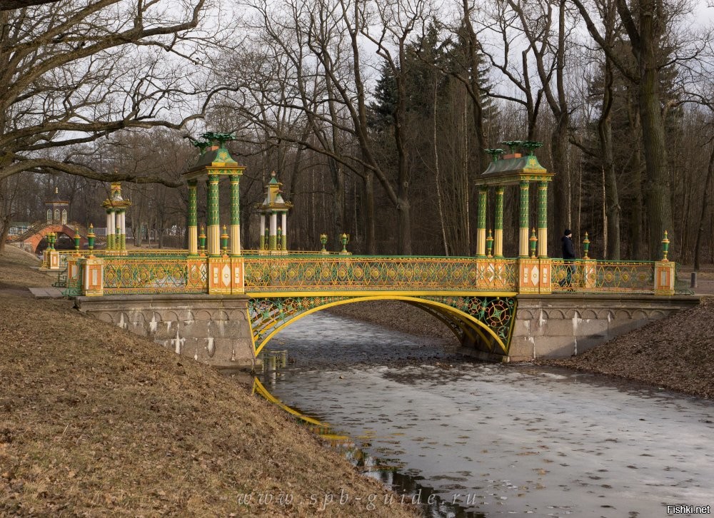 В парках есть ещё четыре китайских моста. Два малых , Крестовый и Драконов мост.