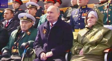 На трибуне рядом с Путиным   прославленный фронтовик, полковник Евгений Куропатков. Он был участником Парада Победы в 1945 году. В июле ему исполнится 101 год.

По другую руку от президента   снайпер Александра Алёшина. Когда началась война, ей было 17 лет. Для фронта она подготовила более двух десятков снайперов.