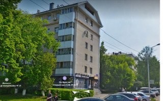 Есть недалеко такая 5-этажка. Надстроили этаж сч мансардой. Колупались около года. Никаких лифтов, естественно, нет.  На фото она спереди.
Потом принялись за вторую, соседнюю. Разобрали рол крыши и встали. Через полгода крышу восстановили и свалили. На фото он на втором плане.