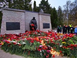Эстонцы пришли через реку посмотреть концерт в честь Дня Победы в российском Ивангороде