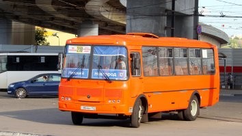 На фото удлинённый ПАЗ 4234 (это видно по пяти окнам), а внутренний скат закрывает выхлопная труба - ракурс съёмки такой.