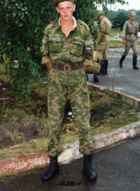 Это мой однокурсник Костян. Вместе учились в Саратовской области в ВВУТ. Фото сделано в конце июля, 1995-го. Всем мира и добра!