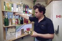 Ассортимент даже для того времени, мягко говоря, крайне скудный...
Зато есть холодильник! )