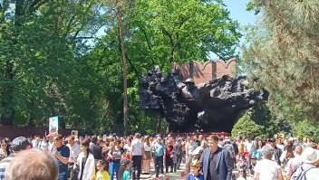 Таких уродов благо у нас не много. Лично был в парке 28 гвардейцев Панфиловцев (Алматы) 9-го мая. Народу была тьма. Все были в поднятом настроении, так как это день победы наших общих предков. Дикую очередь надо было отстоять чтобы возложить цветы к вечному огню.