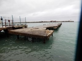 При всех грандиозных вложениях в Крым, порт и причалы почему то не приводят в порядок. К сожалению сейчас это наверное самое заметное, что бросается в глаза в Крыму. Причем сами набережные реконструируют ударными темпами и очень преобразили побережье. Надеюсь скоро дойдут руки и до них.