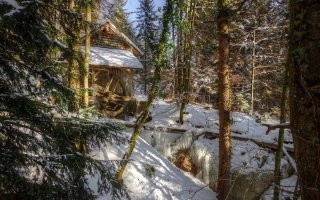 На случай большого П,  бункер если и поможет, то только пережить основной удар.. потом,  существовать в нём будет прям нелегко.  Это ж постоянная борьба с сыростью, вопрос вентиляции воздуха, очистки воды, пополнения запасов итд итп.  
Так что, на случай апокалипсиса, нужен домик в лесу, у ручья с пресной водой, километров так за 100 от крупных городов, и транспортных развязок.  Там вам и чистый воздух (лес очень  хороший фильтр) и пресная вода в достатке, и ягоды с грибами и дичь, и дрова  для отопления.  Главное выживать в таком не одному, а в несколько человек, ибо выживают всегда коллективы.. это только в фильмах герои-одиночки превозмогают, а по факту, если у тебя есть команда, которая готова разделить обязанности, заботиться друг о друге, подменять заболевших или травмированных и если надо - драться плечом к плечу -  тогда вы сила и многие невзгоды покажутся вам пустяками.  И для выживания, после краха института государства, важно как место, где вы будете пережидать тяжёлые времена, так и люди с которыми в это будете делать.
И так как большинство скорее всего это будет делать на дачах\ в деревнях, то лучше вам дружить с соседями или как минимум быть с ними в хороших отношениях.  Кому интересно погуглите как люди во время Боснийского конфликта выживали несколькими семьями в доме, по сменно дежуря, отбиваясь от мародёров и преступников, добывали еду, медикаменты и обеспечивали быт.