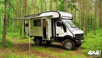 Во-первых ни разу не поверю, что она одна  это делает. Во-вторых, без специальных знаний - дом на колёсах легче и ДЕШЕВЛЕ  купить БУ-шный, чем делать самому. Потому что это не обычное строение,  это строение подверженное динамическим нагрузкам во время езды.  Т.е. нужны поглощающие вибрацию демпферы, нужны конструктивные зазоры, нужны определённые материалы, нужен специальный крепёж, нужна система  противовесов, нужна развесовка убранства с учётом особенностей подвески конкретного автомобиля и разумеется надо понимать нагрузку которую ты можешь дать на подвеску.
Иначе, вся  эта труха просто разрушится и отвалиться после пару сотен километров езды. И  хорошо если просто отвалится, а не начнёт летать по кузову создавая перемещающийся центр тяжести, который может привести к аварии из-за неподдающемуся управлению автомобилю.
Такую кустарщину ждёт участь 99% домов на колёсах, которые в очередной раз, не такие как все молодые пары, фотографы, путешественники, блогеры, начинающие Илоны Маски из Тюмени и прочий "творческий" люд, без понимания дела, ваяют из подручных материалов.. а именно - стоять и гнить после одной поездки где-нить в подворотне или на даче.. Цель то основная- пофоткаться, рассказать всем какой ты необычный и изобретательный, проехать на этом овне куда-нибудь, осознать разрыв собственного образования и современной инженерной мысли, запарковать свой пепелац, пока он полностью не отбросил колёса и дальше всем рассказывать про своё гениальное творение. В идеале - продать какому-нить лоху, который думает сэкономить и не брать дорогие БУ-шные дома на колёсах :)